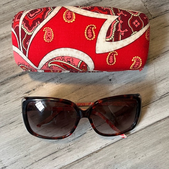 COPY - Vera Bradley Sunglasses - Picture 1 of 4